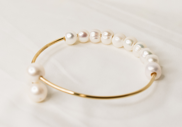 LINA 2 - NATURAL WHITE BAROQUE PEARL OPEN BANGLE