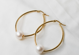 LIANNA - NATURAL WHITE PEARL x 14K GOLDFILLED OVAL HOOP EARRINGS