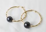 LAYLA - NATURAL BLACK PEARL x 14K GOLDFILLED HAMMERED EARRINGS