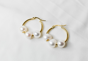 LUISA - NATURAL WHITE PEARLS x 14K GOLDFILLED MINI HOOP EARRINGS